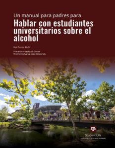 Un manual para padres para Hablar con estudiantes universitarios sobre el alcohol Families walking through Aggie Park on Texas A&M campus.